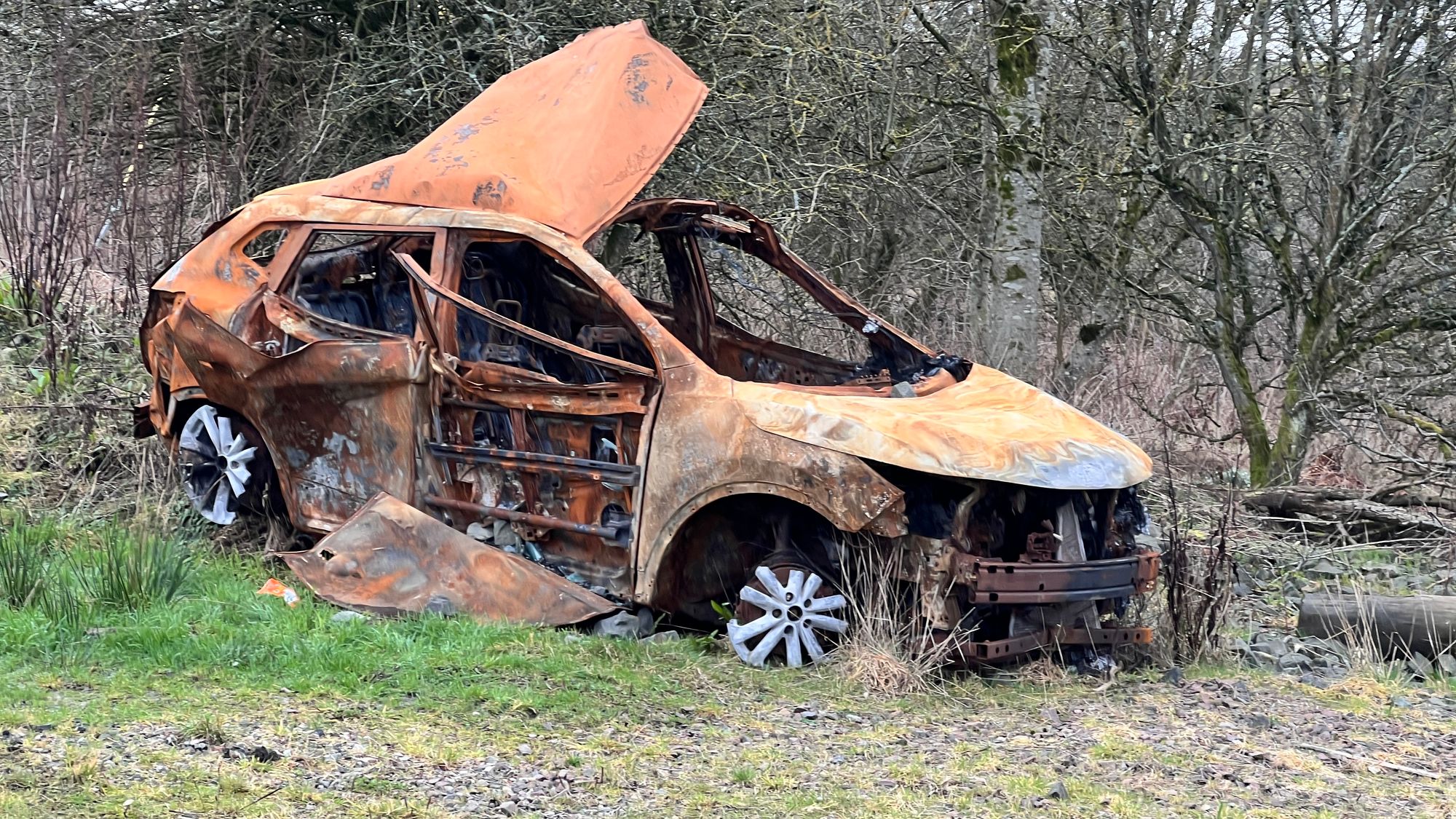 A burned out car on route was the largest price of abandoned rubbish we had to walk past