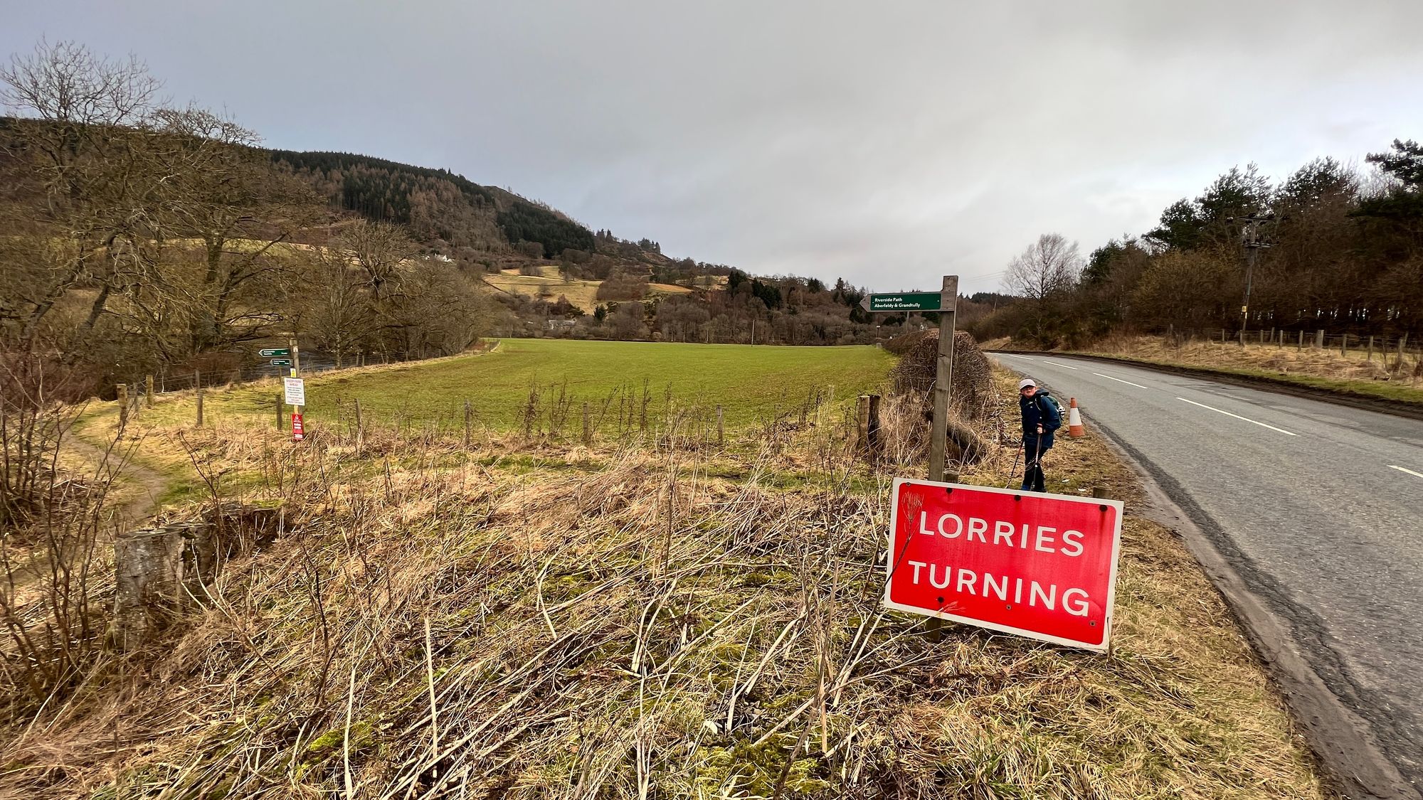 The small path onto the banks of the River Tay